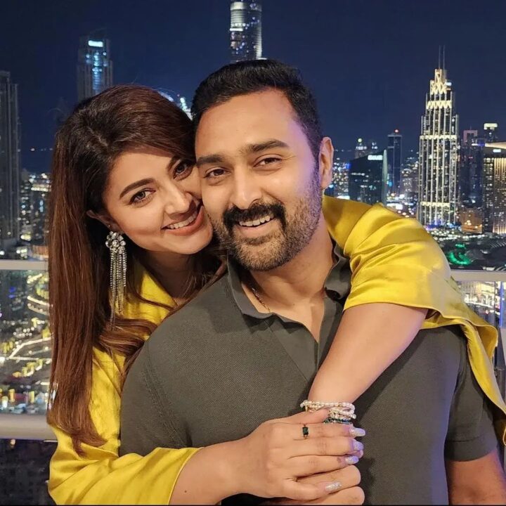 வெளிநாட்டில் கணவர் குழந்தைகளுடன் புத்தாண்டை கொண்டாடும் சினேகா.! அழகிய புகைப்படங்கள்.! 11