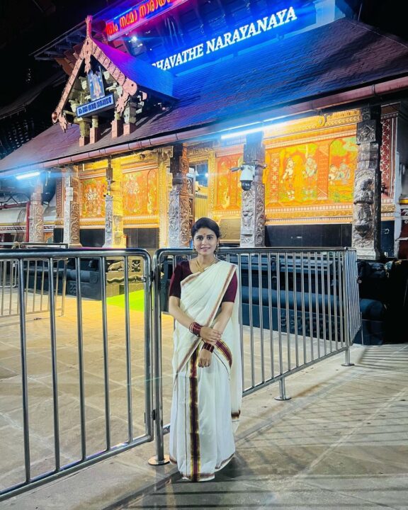 புத்தாண்டு இரவில் கணவருடன் கேரளா கோவிலில் வழிபாடு நடத்திய ரித்திகா.! அழகிய புகைப்படங்கள்.! 9