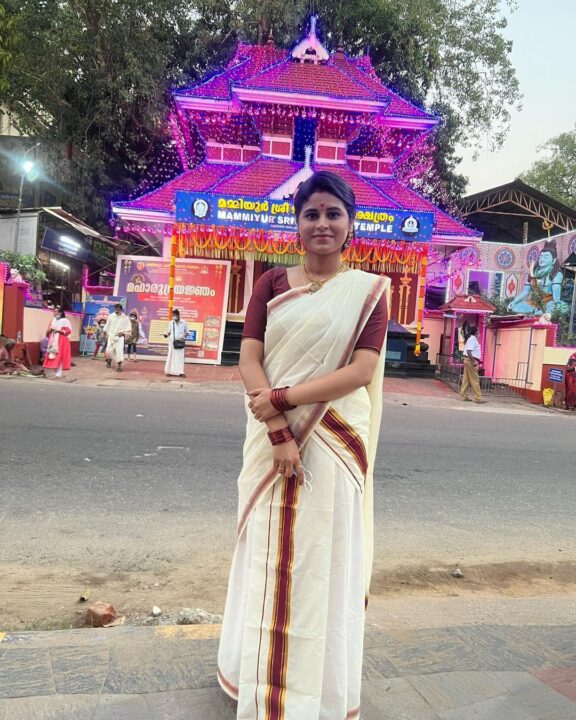 புத்தாண்டு இரவில் கணவருடன் கேரளா கோவிலில் வழிபாடு நடத்திய ரித்திகா.! அழகிய புகைப்படங்கள்.! 5