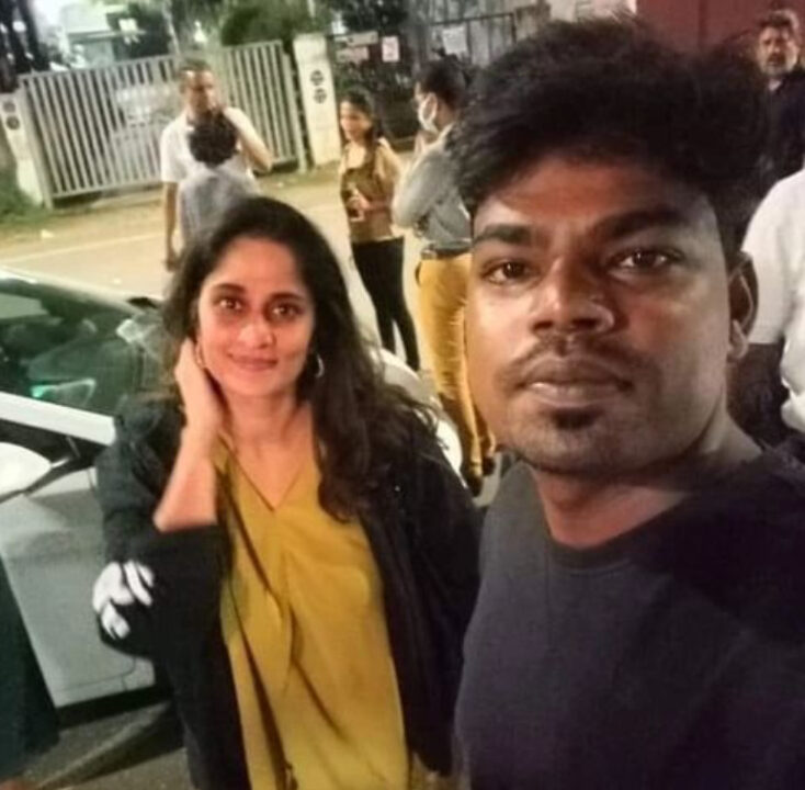 கணவர் அஜித்தின் துணிவு படத்தை பார்க்க முதல் ஆளாக ஓடி வந்த மனைவி ஷாலினி.! புகைப்படங்கள் இதோ 3