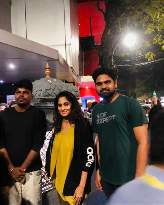 கணவர் அஜித்தின் துணிவு படத்தை பார்க்க முதல் ஆளாக ஓடி வந்த மனைவி ஷாலினி.! புகைப்படங்கள் இதோ 5