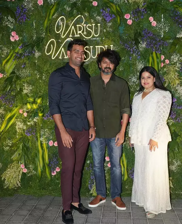 ஹைதராபாத்தில் கேக் வெட்டி பிரம்மாண்டமாக சக்ஸஸ் மீட் கொண்டாடிய தளபதி.! இதோ புகைப்படங்கள்.! 5