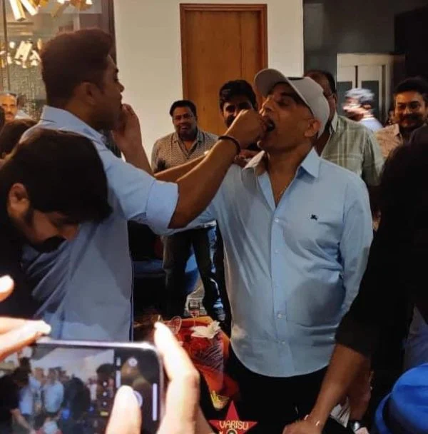ஹைதராபாத்தில் கேக் வெட்டி பிரம்மாண்டமாக சக்ஸஸ் மீட் கொண்டாடிய தளபதி.! இதோ புகைப்படங்கள்.! 9
