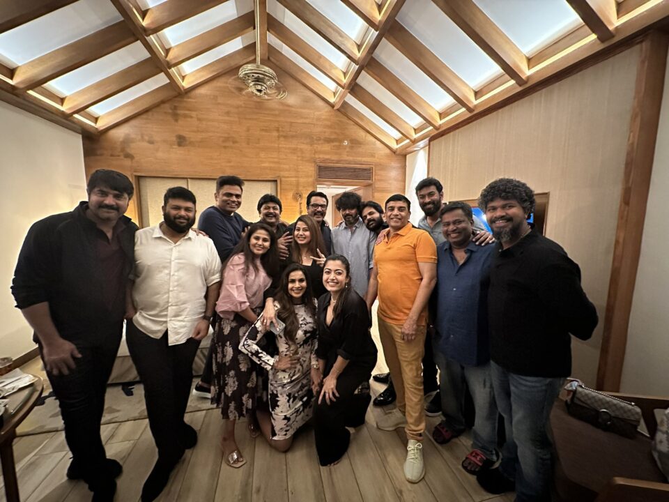 அக்கா வாங்க ஒரு போட்டோ எடுத்துக்கலாம்.! ராதிகா தோள் மீது கை போட்டு செம்ம கூலாக போஸ் கொடுத்த தளபதி.! 5