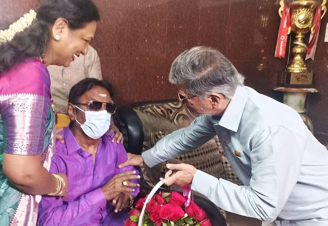 கேப்டனின் 33வது திருமண நாள்.! பட்டு வேஷ்டி சட்டையில் புது மாப்பிள்ளை போல வந்த கேப்டன்.! 9