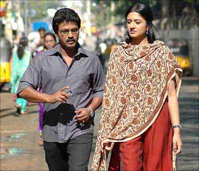 43 வயதில் மலர்ந்த காதல்.! பிரபல நடிகையுடன் காதலை உறுதி செய்த நடிகர் வினய்.! யாருனு தெரியுமா? 11