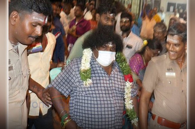 யோகி பாபுவை கோவிலுக்குள் அனுமதிக்காத நிர்வாகம்.! ஒரு மணி நேரமாக கோவில் வாசலில் காத்திருப்பு 3