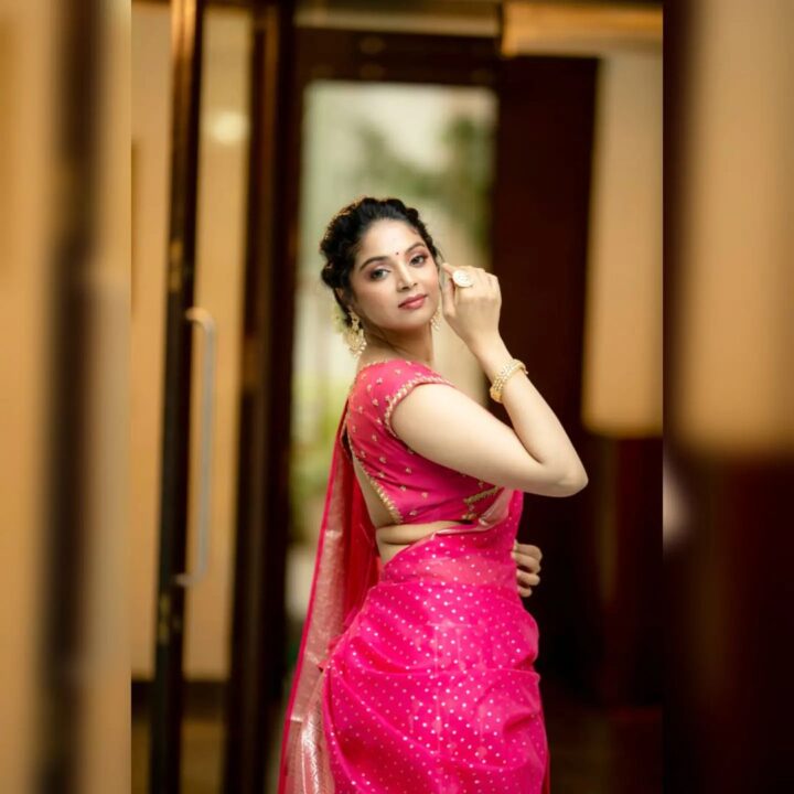 பானிபூரியை ஒரே வாயில் சாப்பிடுவது எப்படி? செம்ம Cute ஆக சொல்லி கொடுத்த சனம் ஷெட்டி.! 3