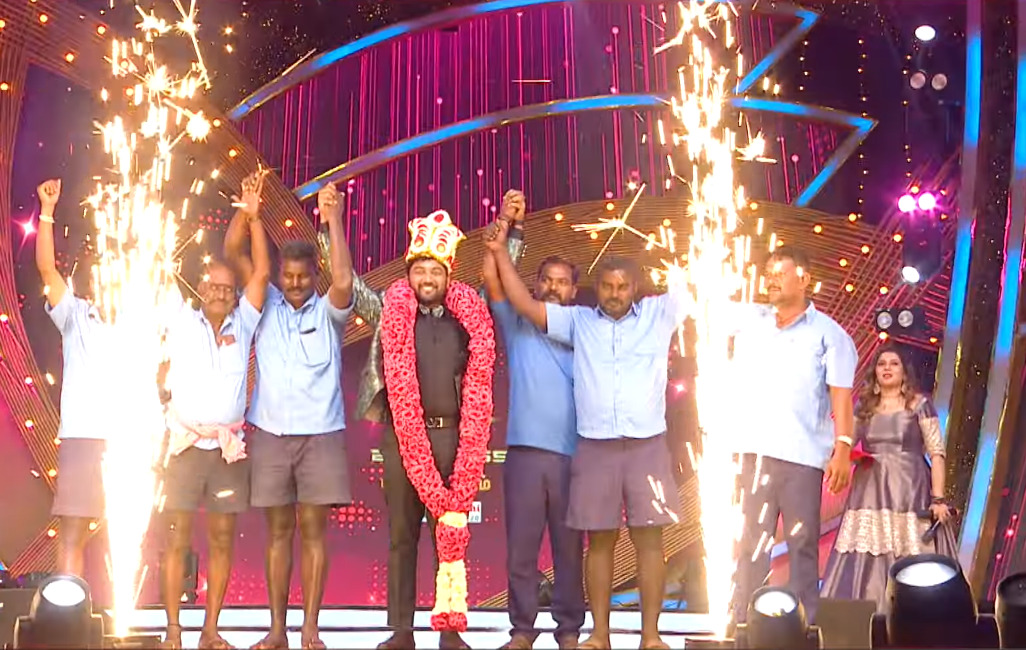 விக்ரமனுக்கு மாலை மரியாதை போட்டு பெருமை படுத்திய பிக்பாஸ் நிகழ்ச்சி.! ஓரமாக அமர்ந்து இருந்த அசீம்.! 3