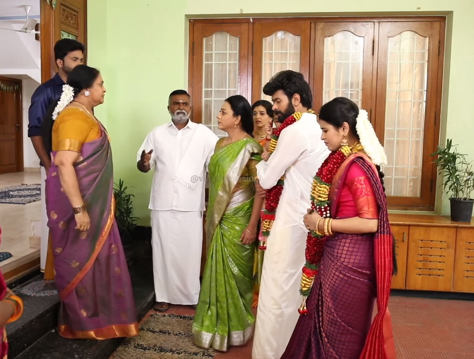 உங்க புள்ளைய தட்டி கேக்க துப்பு இல்ல, என்ன கேள்வி கேக்குறீங்க? ஈஸ்வரியை வெளுத்து வாங்கிய பாக்யா.! 3