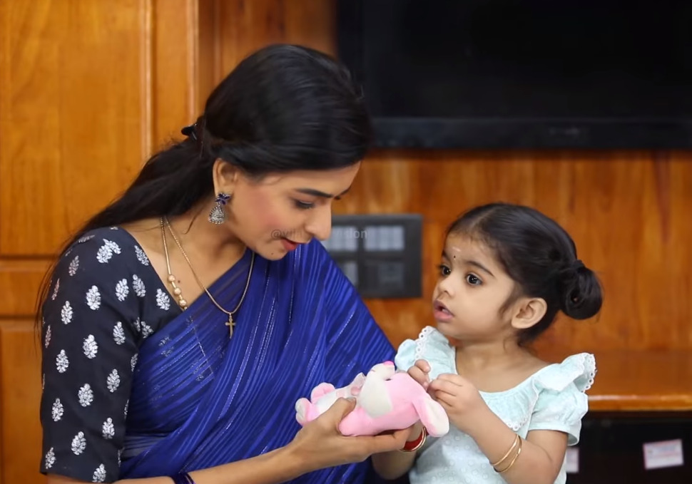 நிலா பாப்பா இங்க பாரு இவன் தான் சிடு மூஞ்சி பெரியப்பா.! செழியனை பங்கம் செய்த ஜெனி.! 3