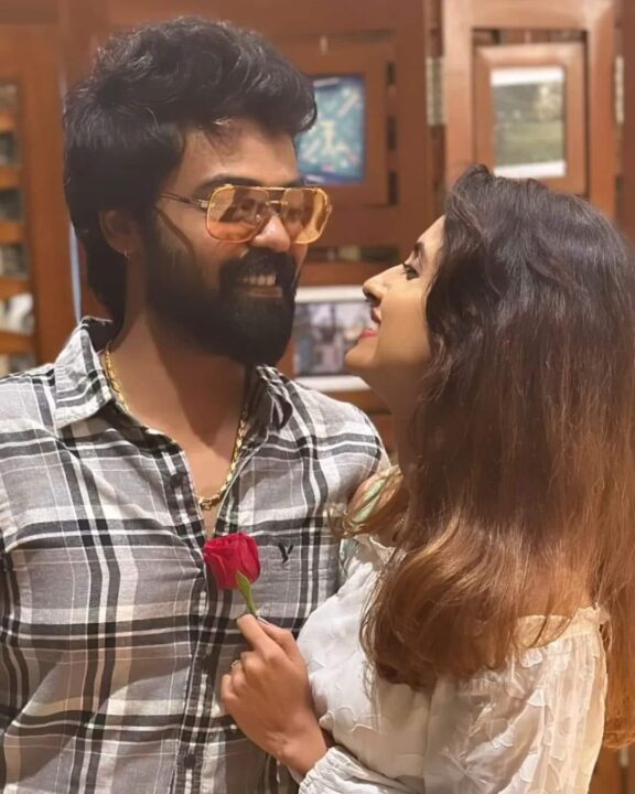 பிக்பாஸ் ஆயிஷாவுக்கு நிச்சயதார்த்தம் முடிந்து விட்டதா? ஆயிஷா பகிர்ந்த புகைப்படத்தால் கேள்வி எழுப்பும் ரசிகர்கள்.! 11