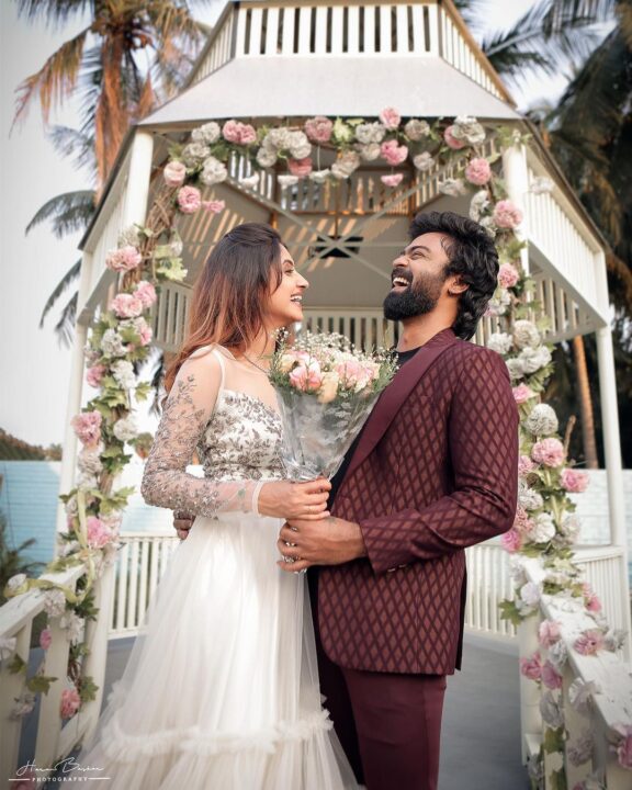 காதலுடன் செம்ம ரொமான்ஸ் செய்யும் ஆயிஷா.! புகைப்படங்களை வெளியிட்டு காதலை உறுதி செய்த ஆயிஷா 3