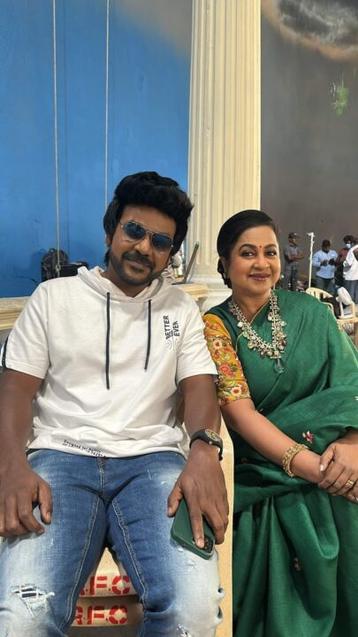 அக்கா வாங்க ஒரு போட்டோ எடுத்துக்கலாம்.! ராதிகாவுடன் செல்பி எடுத்துக்கொண்ட ராகவா லாரன்ஸ்.! 9