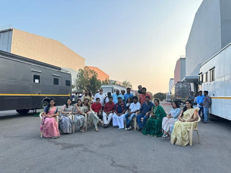 அக்கா வாங்க ஒரு போட்டோ எடுத்துக்கலாம்.! ராதிகாவுடன் செல்பி எடுத்துக்கொண்ட ராகவா லாரன்ஸ்.! 3