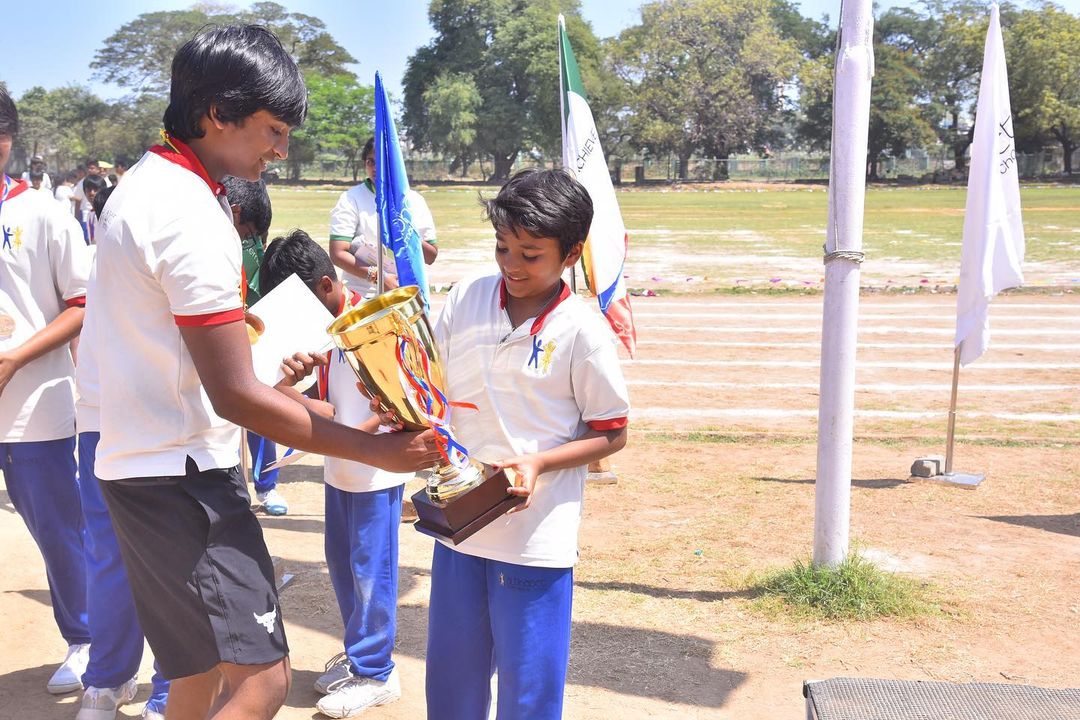 பள்ளி Sports Day-வில் கோப்பைகளை வாங்கி குவிக்கும் தனுஷ் மகன்கள்.! ஐஸ்வர்யா பதிவிட்ட புகைப்படங்கள்.! 5