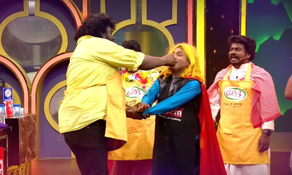 ஜிபி முத்து வாயில் பச்சை மிளகாயை வைத்து தேய்த்த காளையன்.! காலில் விழுந்து கதறி அழுத ஜிபி முத்து.! 3