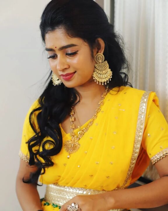 மஞ்சள் நிற புடவையில் தேவதை போல ஜொலிக்கும் பிக்பாஸ் ஜனனி.! வெளியான புது போட்டோஸ்.! 3