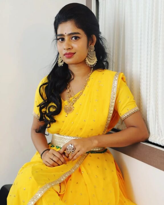 மஞ்சள் நிற புடவையில் தேவதை போல ஜொலிக்கும் பிக்பாஸ் ஜனனி.! வெளியான புது போட்டோஸ்.! 5
