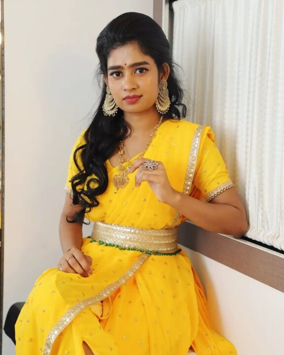 மஞ்சள் நிற புடவையில் தேவதை போல ஜொலிக்கும் பிக்பாஸ் ஜனனி.! வெளியான புது போட்டோஸ்.! 7