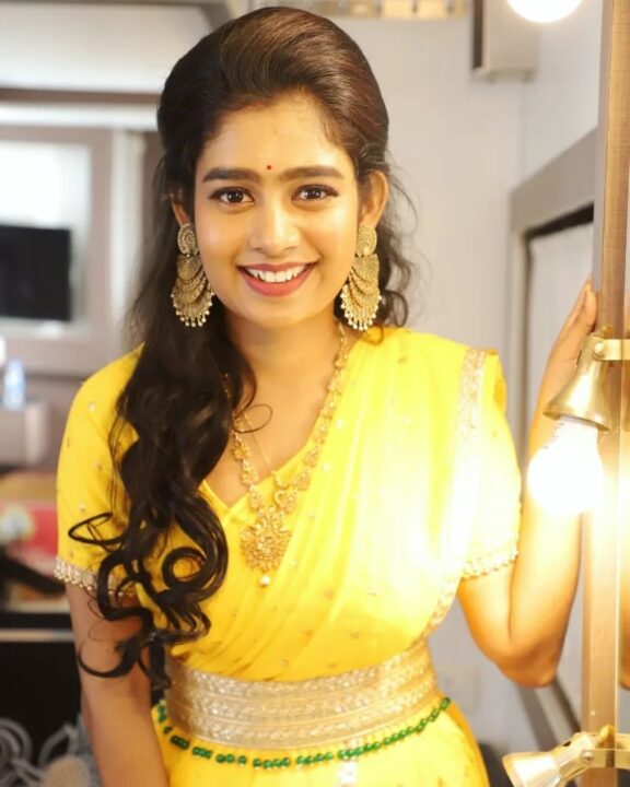 மஞ்சள் நிற புடவையில் தேவதை போல ஜொலிக்கும் பிக்பாஸ் ஜனனி.! வெளியான புது போட்டோஸ்.! 9