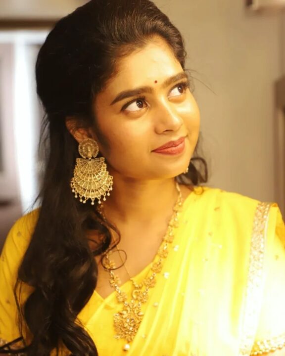 மஞ்சள் நிற புடவையில் தேவதை போல ஜொலிக்கும் பிக்பாஸ் ஜனனி.! வெளியான புது போட்டோஸ்.! 11