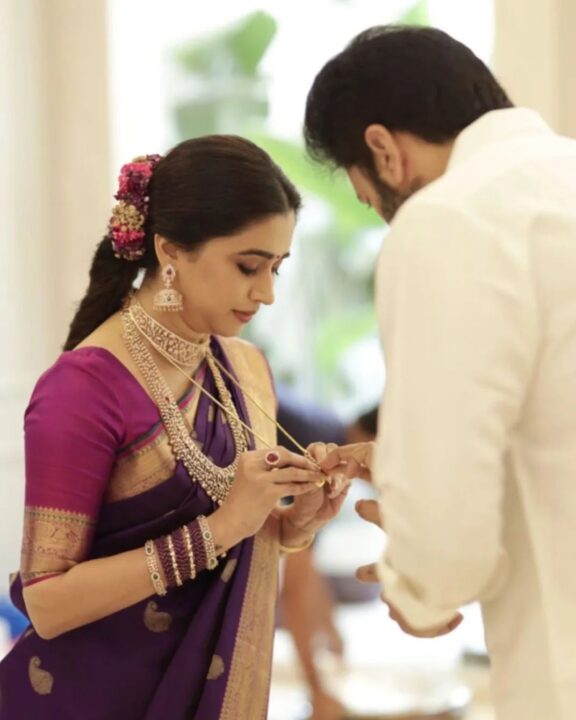 ஜெயம் ரவி வீட்டில் நடந்த பூஜை.! மனைவி தாலிக்கு குங்குமம் வைத்து ஆசீர்வதித்த ஜெயம் ரவி.! Cute Photos.! 5