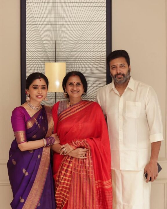 ஜெயம் ரவி வீட்டில் நடந்த பூஜை.! மனைவி தாலிக்கு குங்குமம் வைத்து ஆசீர்வதித்த ஜெயம் ரவி.! Cute Photos.! 9
