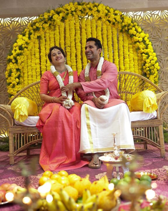 40 வயதில் தந்தையான துணிவு பட வில்லன்.! மனைவிக்கு வளைகாப்பு நடத்தி அழகு பார்த்த ஜான் கொக்கென்.! 5