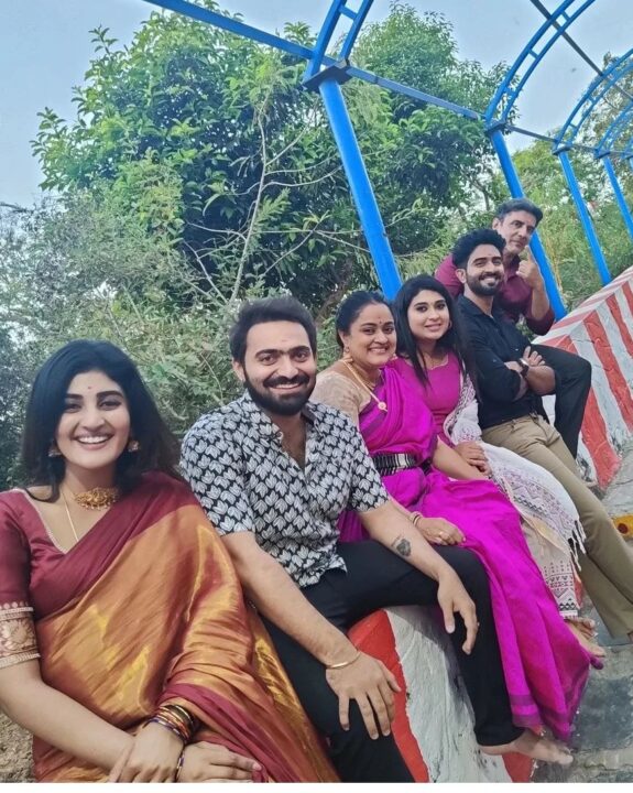 திடீரென சீரியலை முடித்து எண்டு கார்டு போட்ட சன் டிவி.! Shooting ஸ்பாட்டில் இருந்து கசிந்த புகைப்படம்.! 7