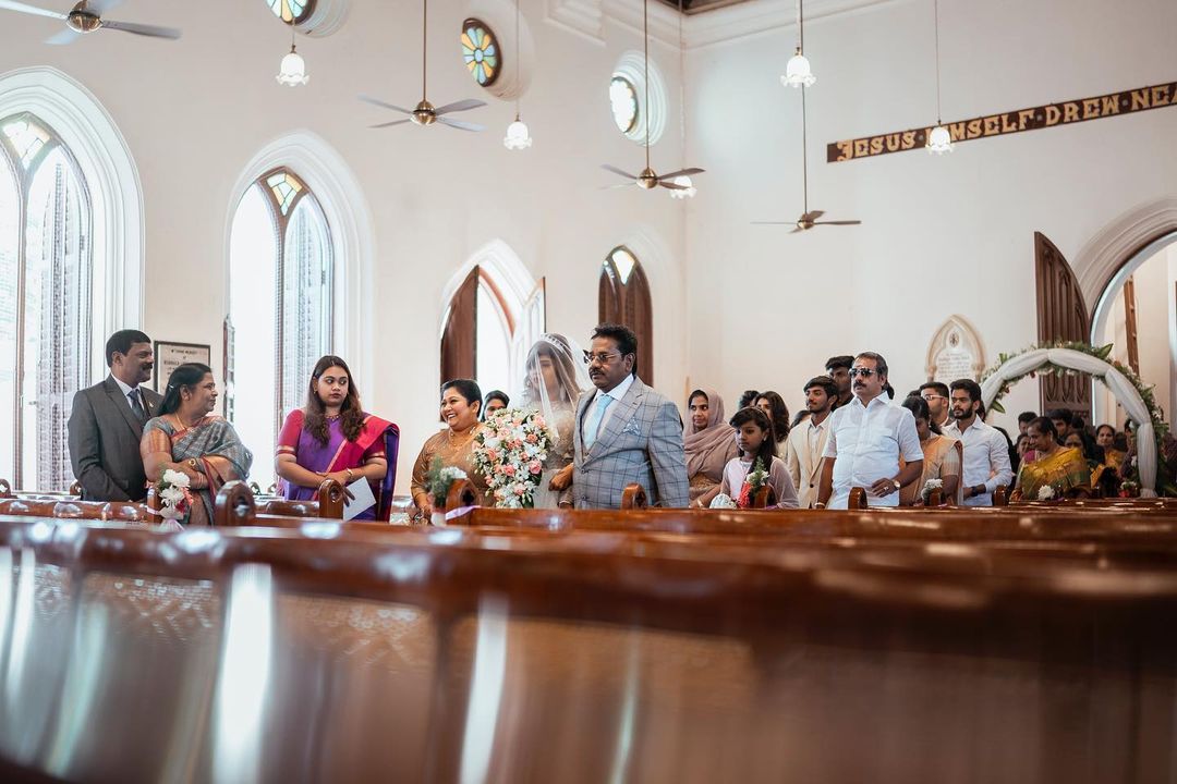 கிறிஸ்தவ முறைப்படி மகளுக்கு பிரம்மாண்டமாக திருமணம் செய்து வைத்துள்ள கருணாஸ்.! ஆல்பம் இதோ.! 5