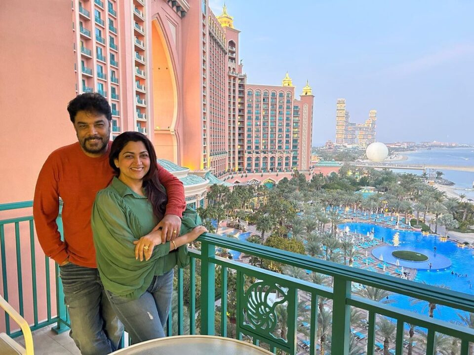 துபாயில் மகள் கணவருடன் விடுமுறையை கழிக்கும் குஷ்பூ.! அழகான குடும்பம், சுத்தி போடுங்கப்பா.! 3