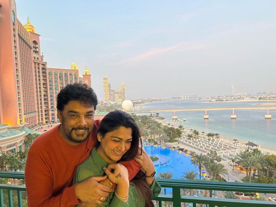 துபாயில் மகள் கணவருடன் விடுமுறையை கழிக்கும் குஷ்பூ.! அழகான குடும்பம், சுத்தி போடுங்கப்பா.! 5