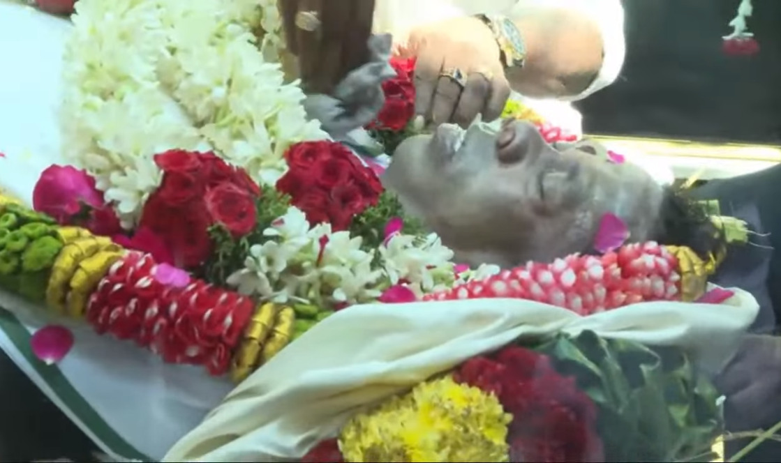 ஐயோ என் சாமி போகுதே.! மயில்சாமி உடலை தூக்கி செல்லும் போது கதறி அழுத மனைவி.! நெஞ்சை உருக்கும் காணொளி.! 3