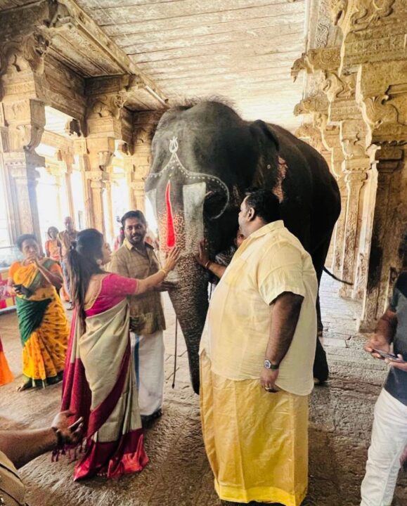 ரவீந்தருடன் ஸ்ரீரங்கம் கோவிலுக்கு விசிட் அடித்த மஹா.! கோவில் யானையை கொஞ்சி விளையாடிய புகைப்படங்கள்.! 7