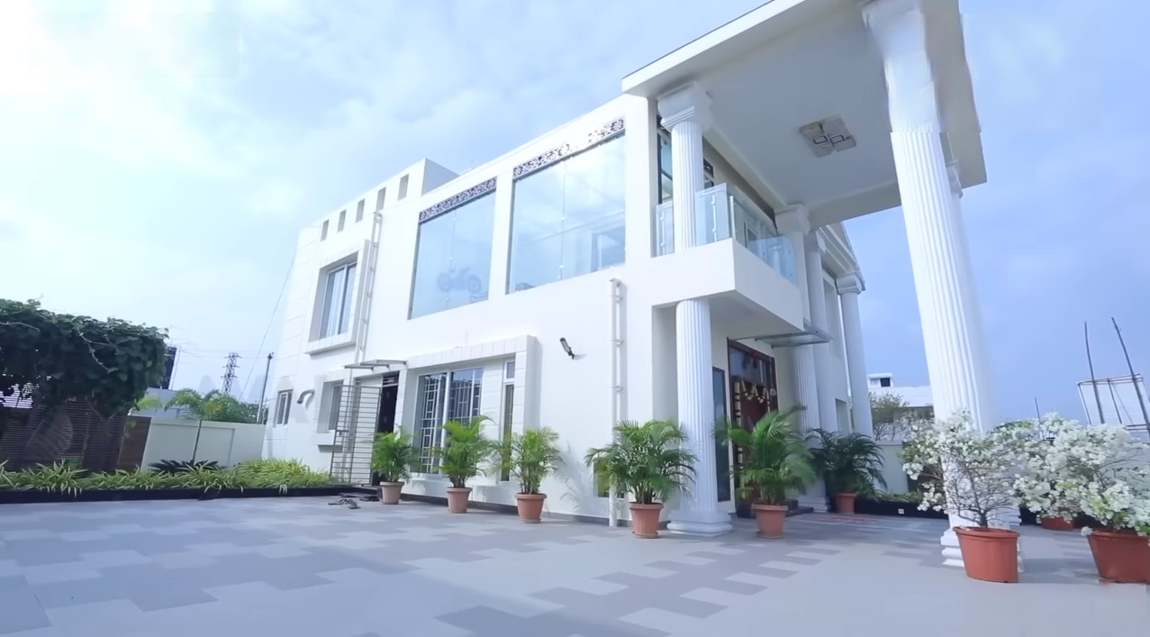 யப்பா இது வீடா இல்ல அரண்மனையா? நடிகை ரோஜா கட்டியிருக்கும் பிரம்மாண்ட வீட்டை பாத்து இருக்கீங்களா? 5