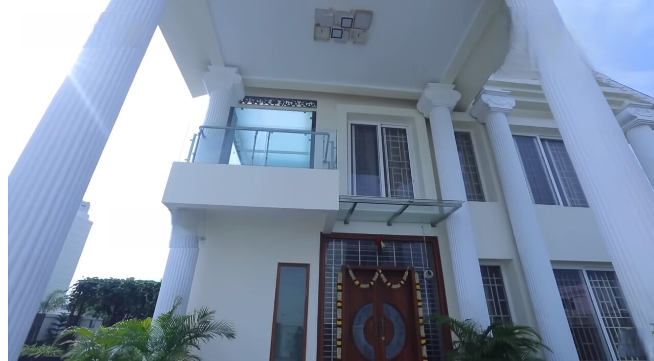 யப்பா இது வீடா இல்ல அரண்மனையா? நடிகை ரோஜா கட்டியிருக்கும் பிரம்மாண்ட வீட்டை பாத்து இருக்கீங்களா? 3