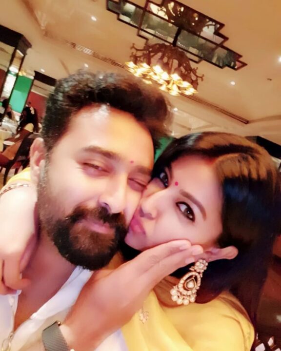 லவ் யூ டி பொண்டாட்டி.! சினேகாவை உருகி உருகி காதல் செய்யும் பிரசன்னா.! அழகிய புகைப்படங்களை வெளியிட்ட பிரசன்னா.! 15