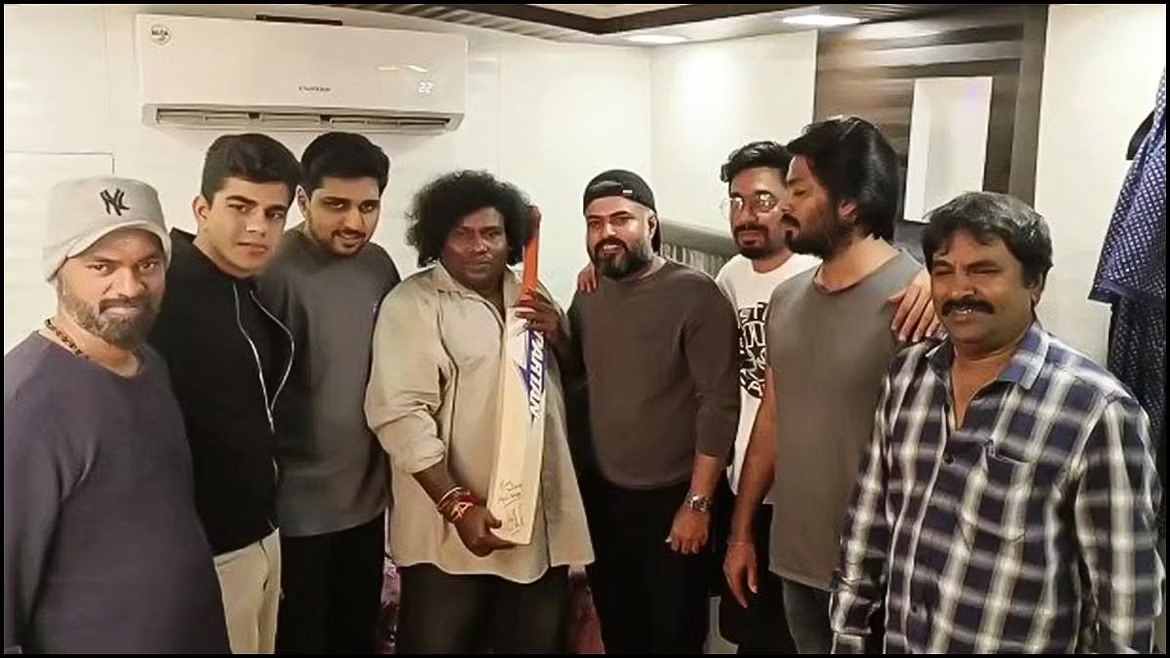 தான் விளையாடிய Bat-ஐ யோகி பாபுவுக்கு பரிசாக அளித்த தோனி.! உருக்கமாக நன்றி சொன்ன யோகிபாபு.! 3