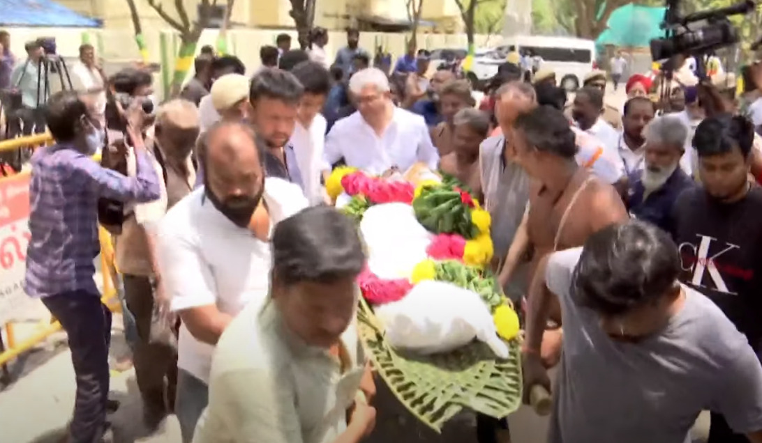 தனது தந்தையின் உடலை கண்ணீர் மல்க சுமந்த வந்த அஜித்குமார்.! மனுஷன் உடைஞ்சு போய்ட்டாரே.! 3