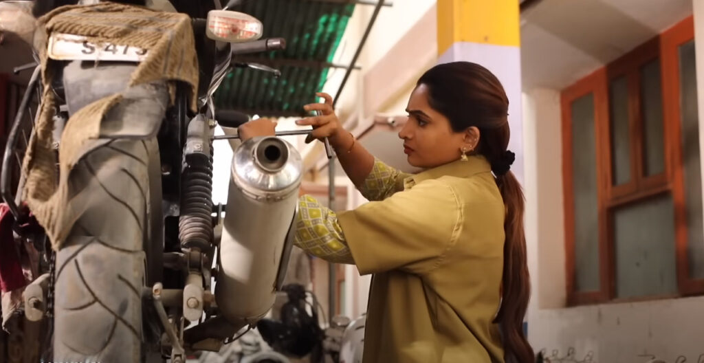 தமிழுக்கு தெரியாமல் மெக்கானிக் ஷாப்பில் வேலைக்கு செல்லும் சரஸ்வதி.! ப்ரோமோ இதோ.! 3