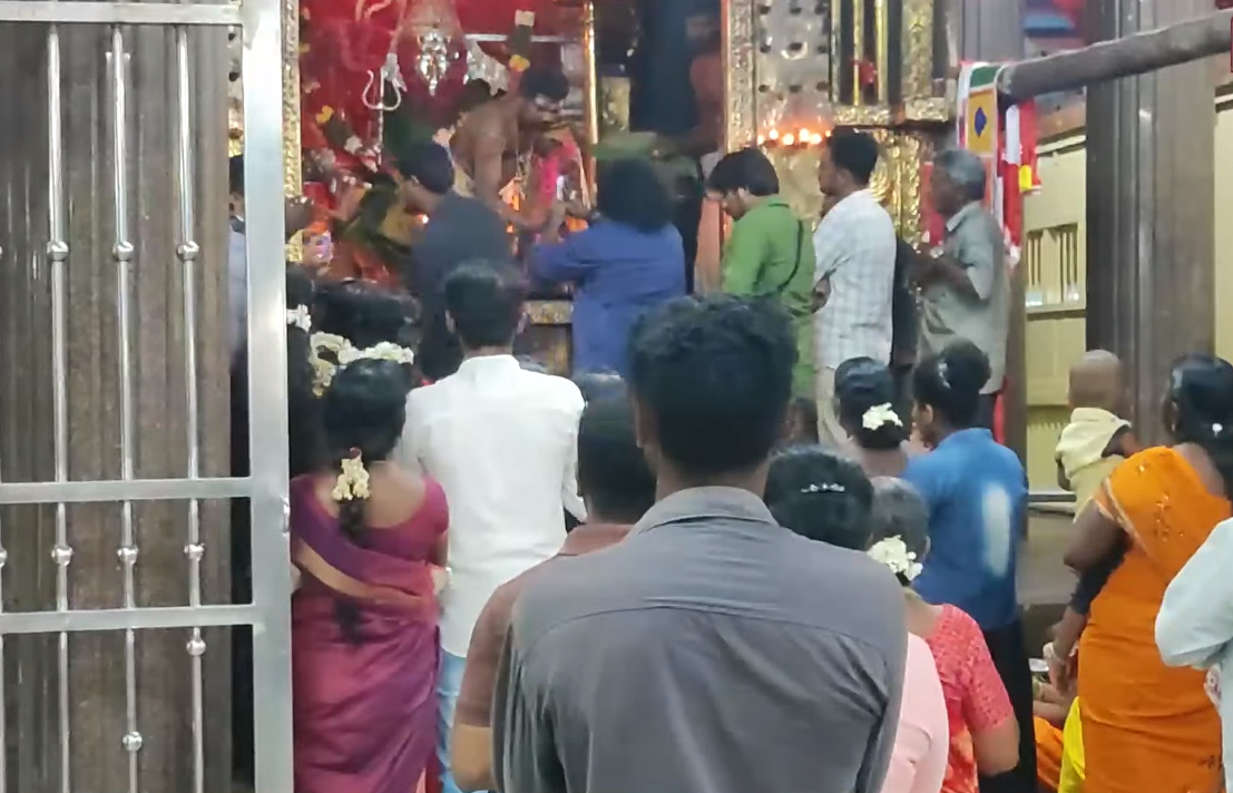 மண்டைக் காடு பகவதி அம்மனுக்கு புடவை சார்த்தி நேர்த்தி கடன் செய்த யோகி பாபு.! இதோ வீடியோ.! 3