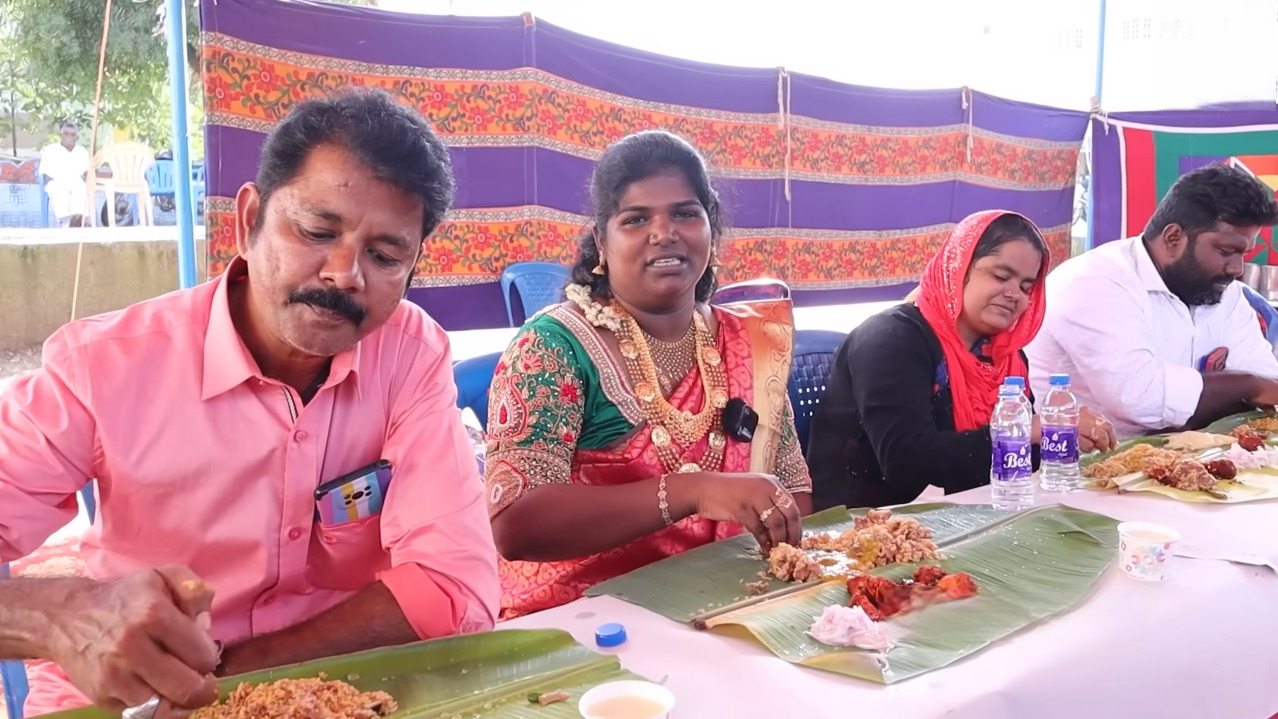 புது வீட்டில் பால் காய்ச்சி, சிக்கன் 65 உடன் பிரியாணி விருந்து வைத்த அறந்தாங்கி நிஷா.! இதோ வீடியோ.! 3