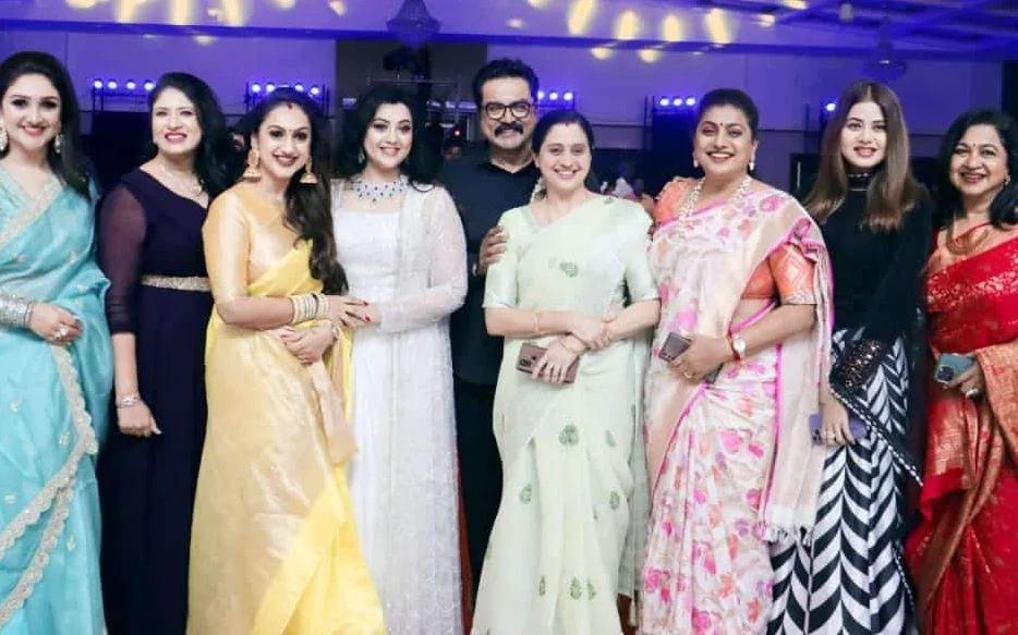 திரைத்துறைக்கு வந்து 40 ஆண்டுகளை கடந்த மீனா.! நேரில் வந்து வாழ்த்திய 90ஸ் நடிகர்கள்.! 9