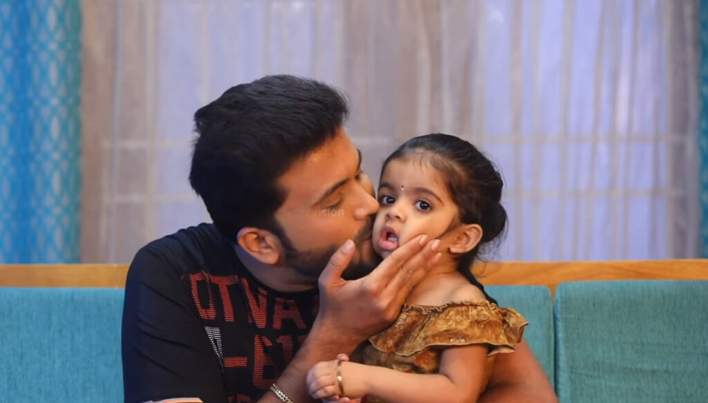 செழியன் பெரியப்பா என அழைத்த நிலா பாப்பா.! தூக்கி வைத்து கொஞ்சிய செழியன்.! செம்ம அழகு.! 3