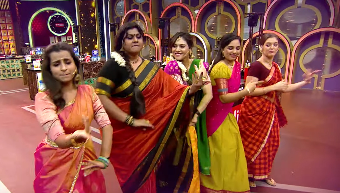 பாவாடை தாவணியில் செம்ம அழகாக வந்த பெண் குக்குகள்.! இறங்கி குத்தாட்டம் போட்ட வெங்கடேஷ் பட்.! 3