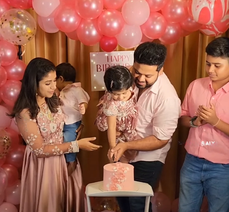 மகளின் பிறந்த நாள்.! இரவு நேர பார்ட்டியில் அனைவருக்கும் சர்ப்ரைஸ் ட்ரீட் கொடுத்த ஆலியா சஞ்சீவ் தம்பதிகள்.! 3