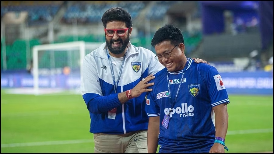 கால் பந்து போட்டியை காண சென்ற ஷாலினியை தேடி வந்து பார்த்த பாலிவுட் பிரபலம்.! வீடியோ இதோ.! 3