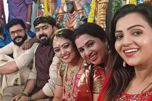 44 வயதில் திருமணம் செய்துகொண்ட அருவி சீரியல் நடிகை லாவண்யா.! இதோ திருமண புகைப்படங்கள்..! 7