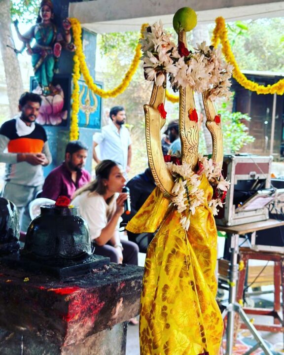 வெள்ளிக்கிழமை அதுவுமா அம்மன் கோவில்ல இப்படி நடக்குதுனா அது தற்செயல் இல்ல.! நெகிழ்ந்த ஐஸ்வர்யா ரஜினிகாந்த்.! 3